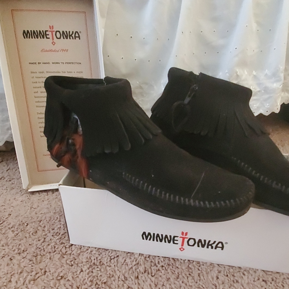 **SOLD**Minnetonka moccasins